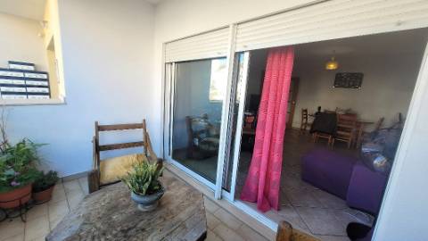Espaçoso Apartamento T2 com Pátio e Garagem na Urbanização Miramar, Tavira, Algarve.
