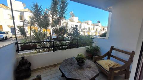 Espaçoso Apartamento T2 com Pátio e Garagem na Urbanização Miramar, Tavira, Algarve.