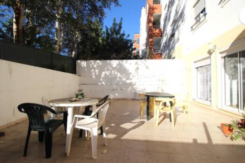 Espaçoso Apartamento T2 com Pátio e Garagem na Urbanização Miramar, Tavira, Algarve.