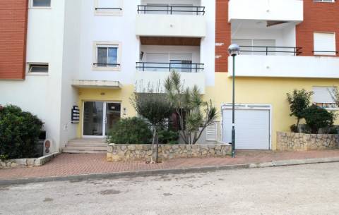 Espaçoso Apartamento T2 com Pátio e Garagem na Urbanização Miramar, Tavira, Algarve.