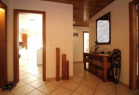 Espaçoso Apartamento T2 com Pátio e Garagem na Urbanização Miramar, Tavira, Algarve.