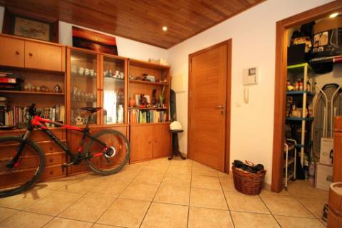 Espaçoso Apartamento T2 com Pátio e Garagem na Urbanização Miramar, Tavira, Algarve.