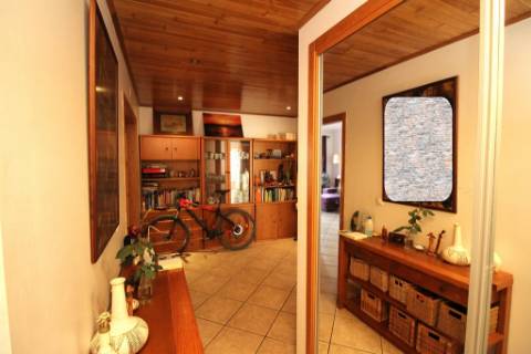 Espaçoso Apartamento T2 com Pátio e Garagem na Urbanização Miramar, Tavira, Algarve.