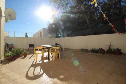 Espaçoso Apartamento T2 com Pátio e Garagem na Urbanização Miramar, Tavira, Algarve.