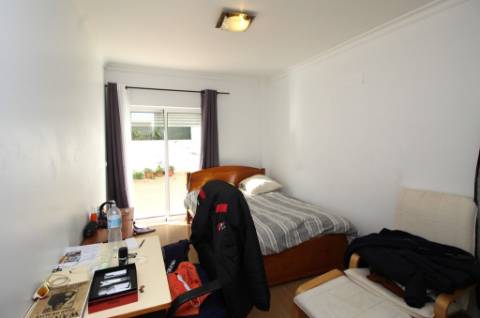 Espaçoso Apartamento T2 com Pátio e Garagem na Urbanização Miramar, Tavira, Algarve.