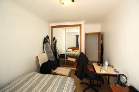 Espaçoso Apartamento T2 com Pátio e Garagem na Urbanização Miramar, Tavira, Algarve.