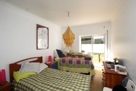 Espaçoso Apartamento T2 com Pátio e Garagem na Urbanização Miramar, Tavira, Algarve.