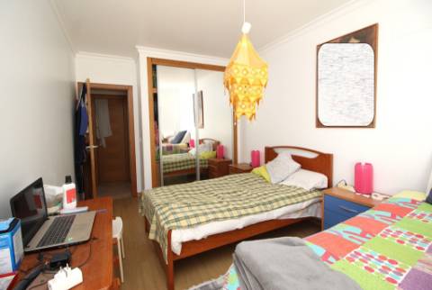 Espaçoso Apartamento T2 com Pátio e Garagem na Urbanização Miramar, Tavira, Algarve.