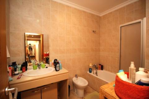 Espaçoso Apartamento T2 com Pátio e Garagem na Urbanização Miramar, Tavira, Algarve.