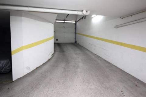 Espaçoso Apartamento T2 com Pátio e Garagem na Urbanização Miramar, Tavira, Algarve.