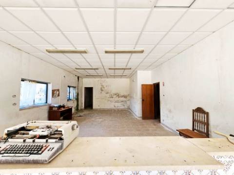 Lote de terreno de 60841m2 com armazém de 1200m2, em Pelariga, Pombal, Leiria