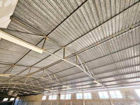 Lote de terreno de 60841m2 com armazém de 1200m2, em Pelariga, Pombal, Leiria