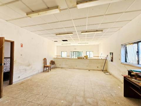 Armazém de 1200m2 em lote de 60841m2, em Pelariga, Pombal, Leiria