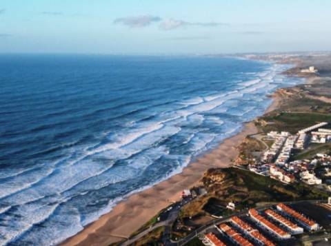 Nova moradia T3 com piscina, vistas mar, junto praias, em Santa Cruz, Torres Vedras