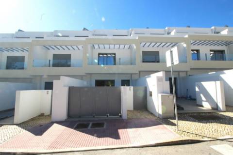 Moradia T2+1 Moderna com Terraços e Estacionamento.