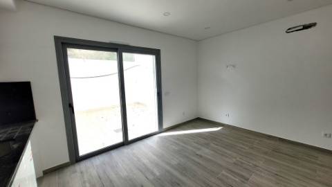 Moradia T2+1 Moderna com Terraços e Estacionamento.