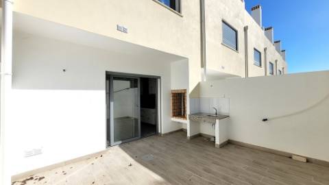 Moradia T2+1 Moderna com Terraços e Estacionamento.