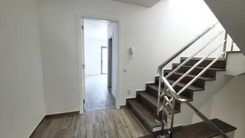 Moradia T2+1 Moderna com Terraços e Estacionamento.