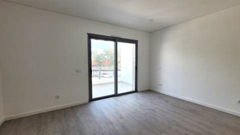 Moradia T2+1 Moderna com Terraços e Estacionamento.