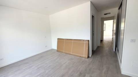 Moradia T2+1 Moderna com Terraços e Estacionamento.