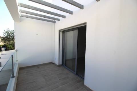 Moradia T2+1 Moderna com Terraços e Estacionamento.