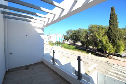 Moradia T2+1 Moderna com Terraços e Estacionamento.