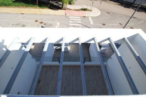 Moradia T2+1 Moderna com Terraços e Estacionamento.