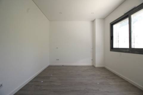 Moradia T2+1 Moderna com Terraços e Estacionamento.