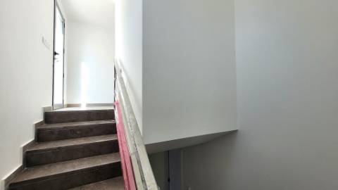 Moradia T2+1 Moderna com Terraços e Estacionamento.