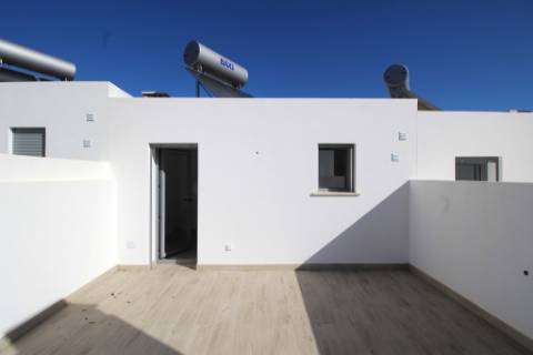 Moradia T2+1 Moderna com Terraços e Estacionamento.