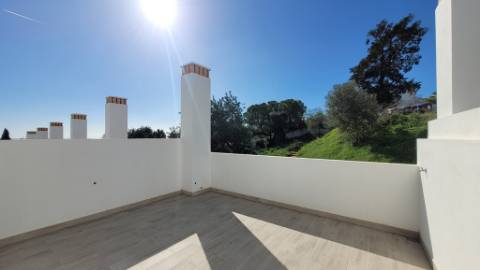 Moradia T2+1 Moderna com Terraços e Estacionamento.