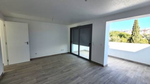 Moradia T2+1 Moderna com Terraços e Estacionamento.