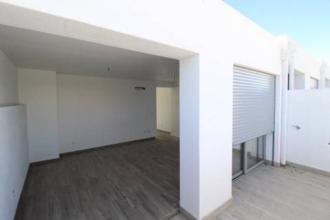 Moradia T2+1 Moderna com Terraços e Estacionamento.