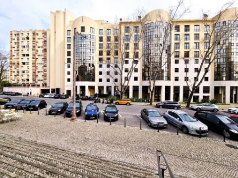 Luminoso escritório , localização central nas Avenidas Novas, em Lisboa