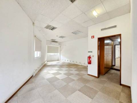 Luminoso escritório , localização central nas Avenidas Novas, em Lisboa