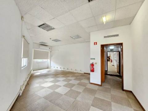 Luminoso escritório , localização central nas Avenidas Novas, em Lisboa