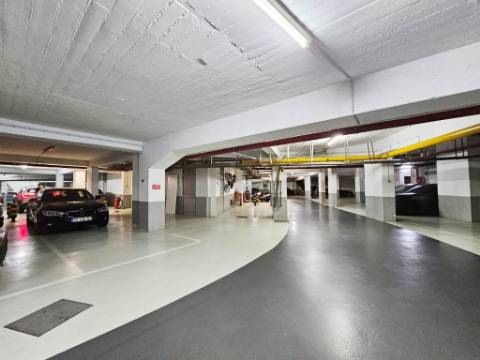 Luminoso escritório , localização central nas Avenidas Novas, em Lisboa