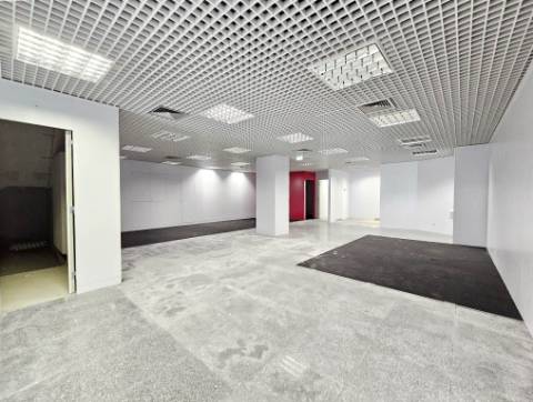 Loja comercial em Rio de Mouro, Sintra