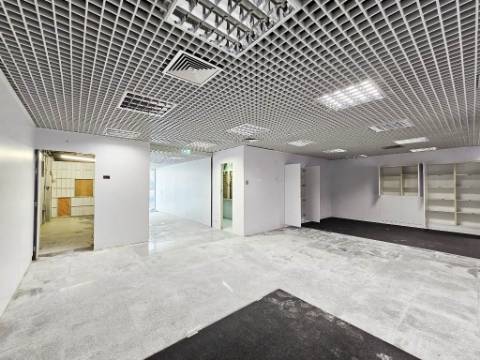 Loja comercial em Rio de Mouro, Sintra