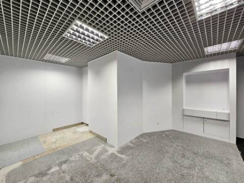 Loja comercial em Rio de Mouro, Sintra