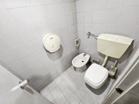 Loja comercial em Rio de Mouro, Sintra