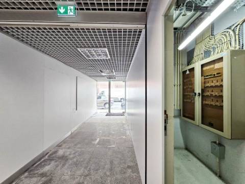 Loja comercial em Rio de Mouro, Sintra