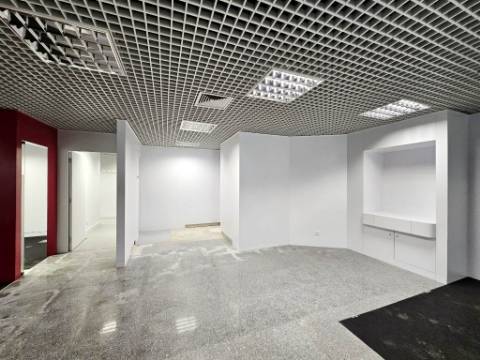 Loja comercial em Rio de Mouro, Sintra