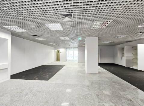 Loja comercial em Rio de Mouro, Sintra