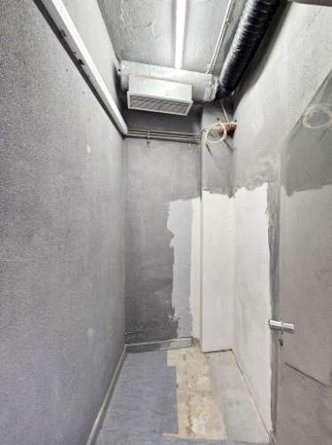 Loja comercial em Rio de Mouro, Sintra