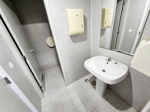 Loja comercial em Rio de Mouro, Sintra