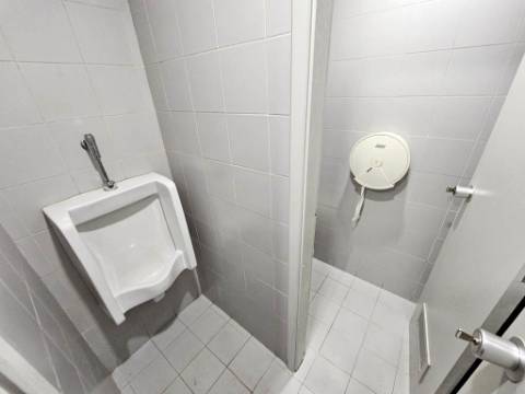 Loja comercial em Rio de Mouro, Sintra