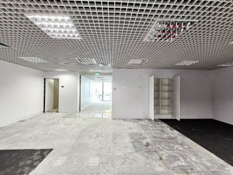 Loja comercial em Rio de Mouro, Sintra