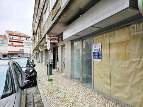 Loja comercial em Rio de Mouro, Sintra