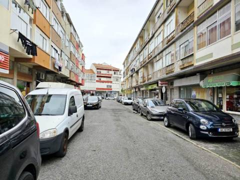 Loja comercial em Rio de Mouro, Sintra